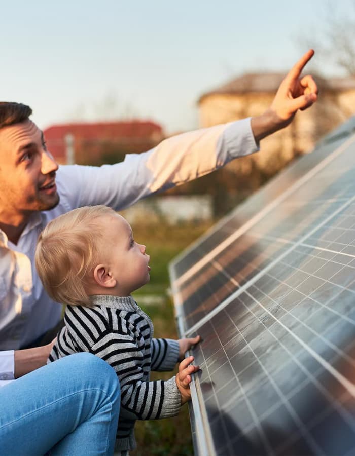 Eine glückliche Familie an einem Solar Panel
